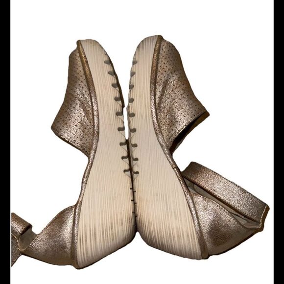 FLY LONDON Yake Metallic Wedge Sandal Perforated Leather Hook Loop Sz 39(8-8.5) - Picture 6 of 8